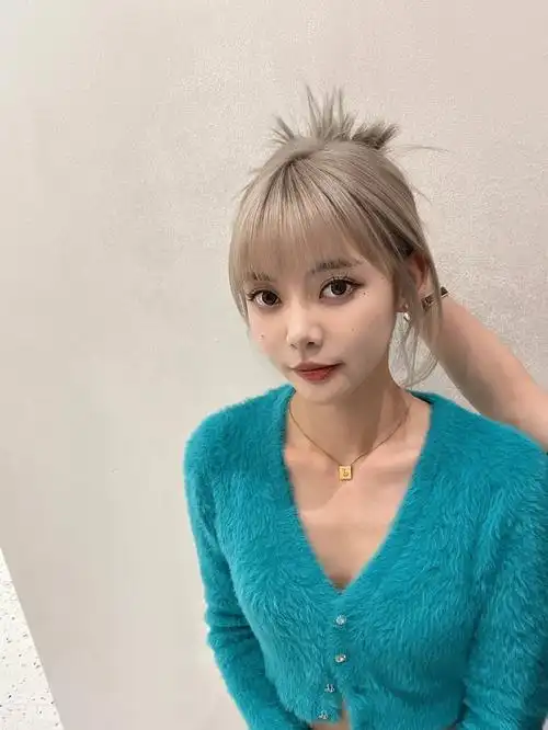 亚麻灰白金发色