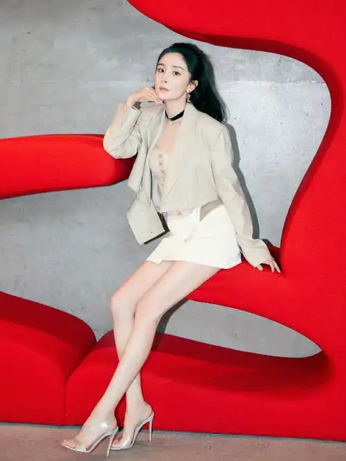 腿精本精!杨幂超短裙秀出一双漫画腿,白皙的婴儿肌肤质过于惹眼