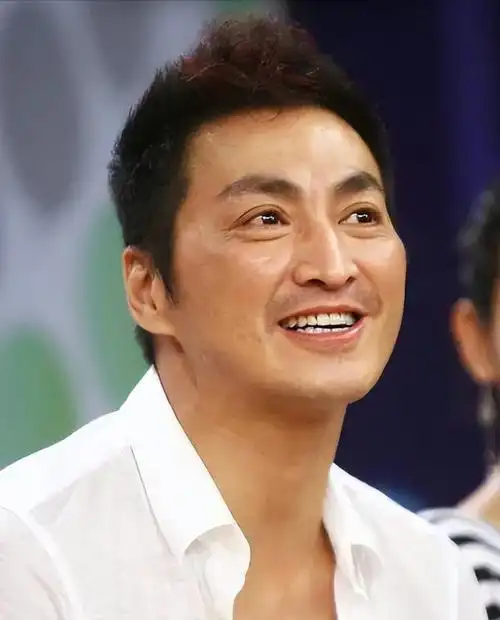 63岁何家劲香港踢球,成名后在内地开工厂,手拿一沓钞票招揽员工