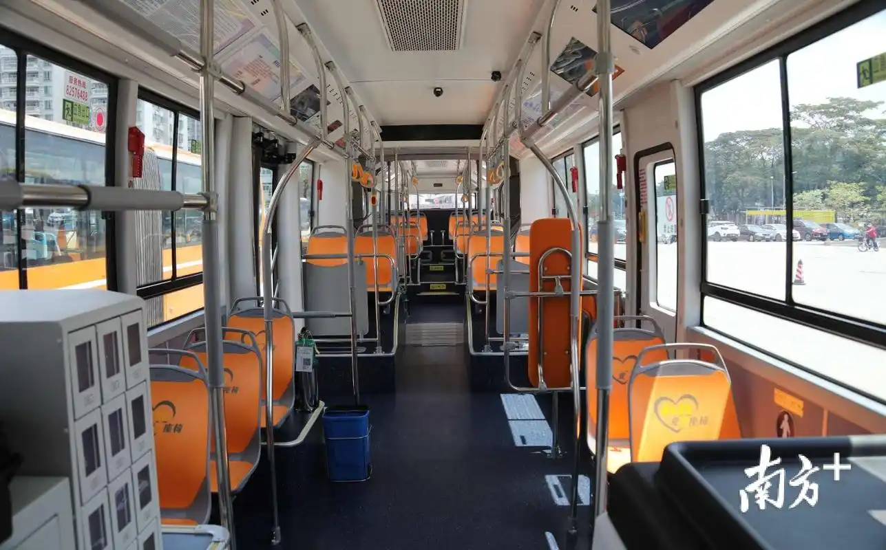 新版"巨无霸"公交车内部.
