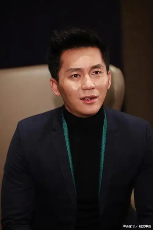 气质型男大走时尚风的李晨