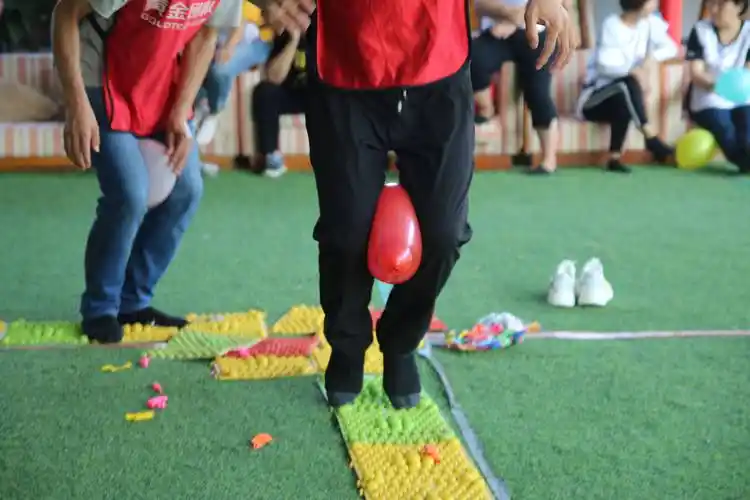 拓展团建活动之指压板夹球跳