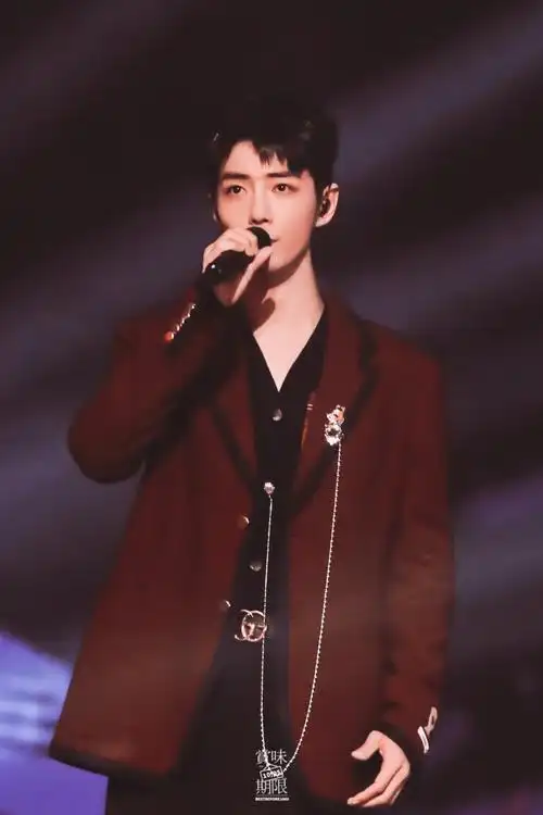 肖战2021东方台跨年晚会