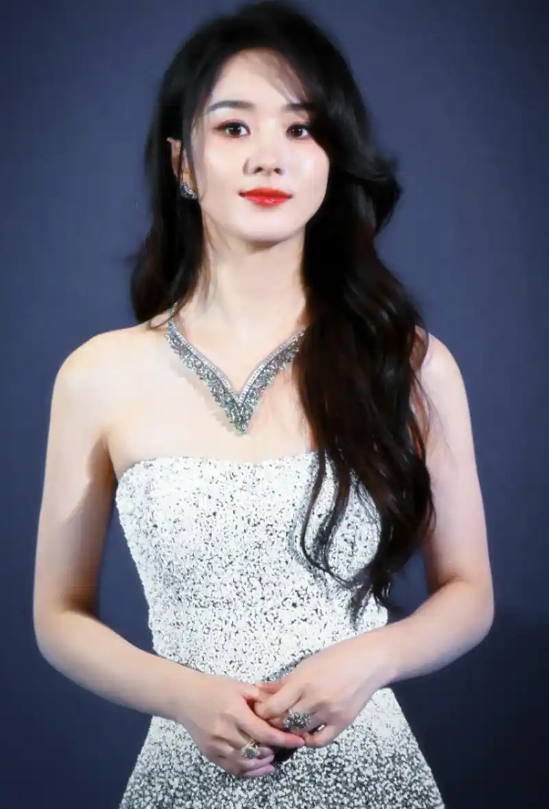 网友对赵丽颖的转型表示支持和期待,相信她能在悬疑剧领域再创辉煌.