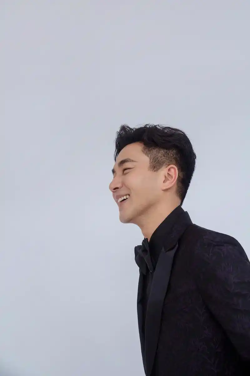 刘恺威跨界歌王,身着一袭紫色暗纹西装的刘先生亮相《跨界歌王》总