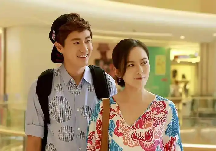 俞飞鸿曾经拍了一部《小丈夫》,和小她16岁的杨玏一起搭戏,演"恋爱"