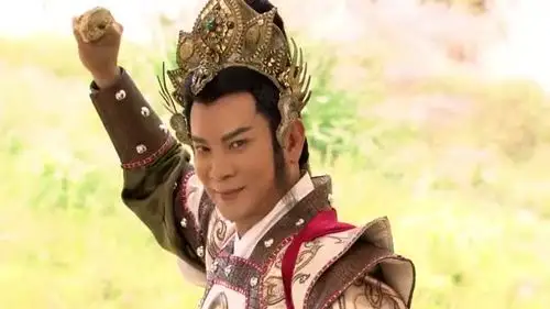 姬龙用龙纹双枪和闻太师激战,龙雌雄双锏最像一块废铁掉在了地上