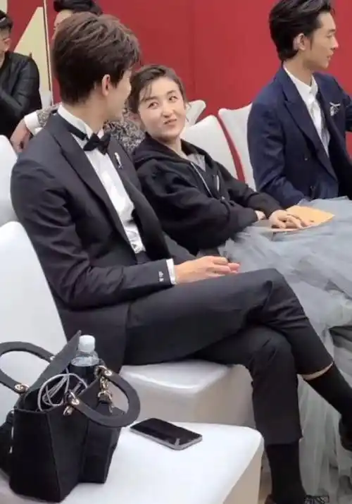 吴磊身高182,张子枫160,两人坐下聊天,谁注意吴磊下意识举动?