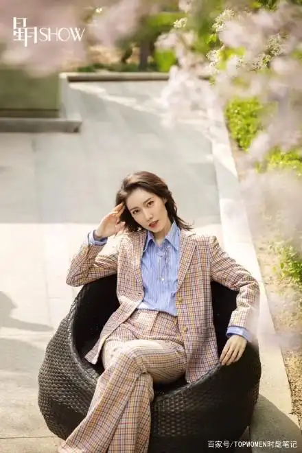 《都挺好》大嫂高露真上镜!包臀裙配丝巾耳环,仿佛一名高贵名媛