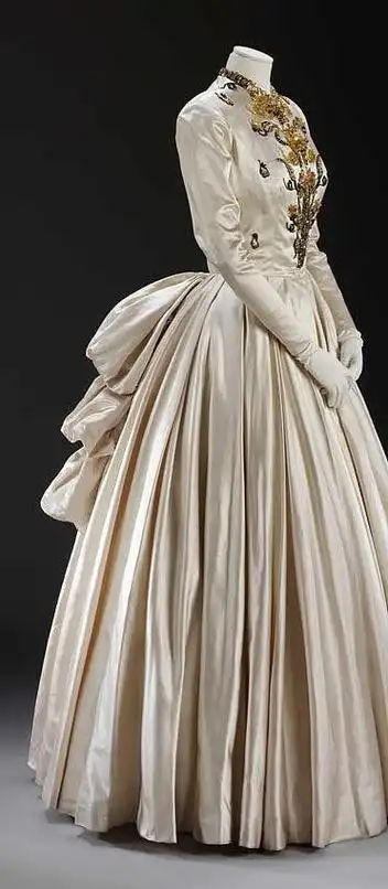 18世纪50年代,在英国女性服饰消费史中反映出了怎样的社会情况?