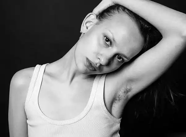 组图:摄影师拍女性腋毛挑战传统审美观_高清图集_新浪网