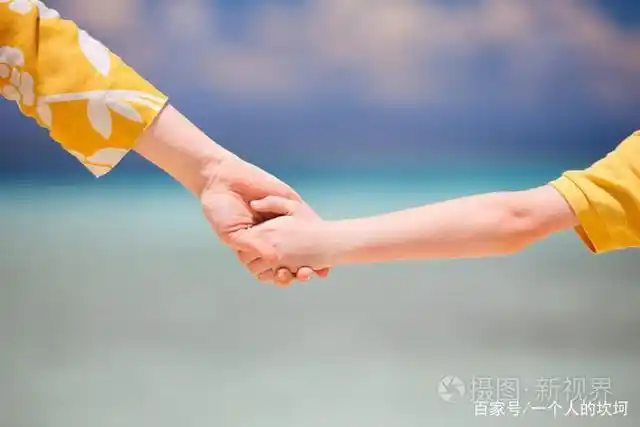 皱纹爬满额头,不离不弃风雨同舟,情也无休爱也无休,今生和你手牵手,长