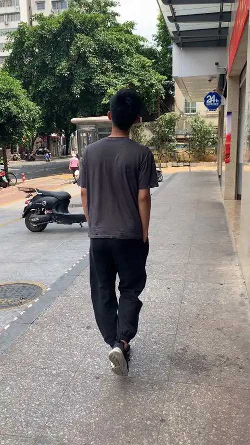 最佳戏精#背影太像张学友,让路人都误会了