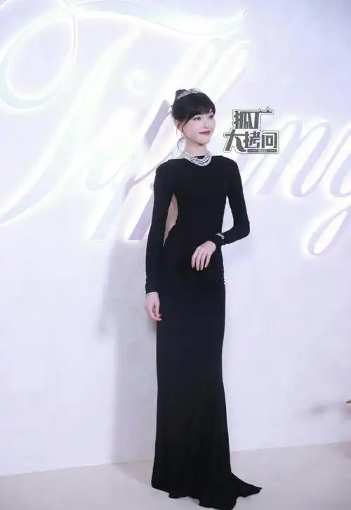 唐嫣黑色露背长裙##唐嫣戴皇冠