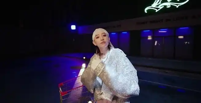 李斯丹妮戴了7层珍珠项链