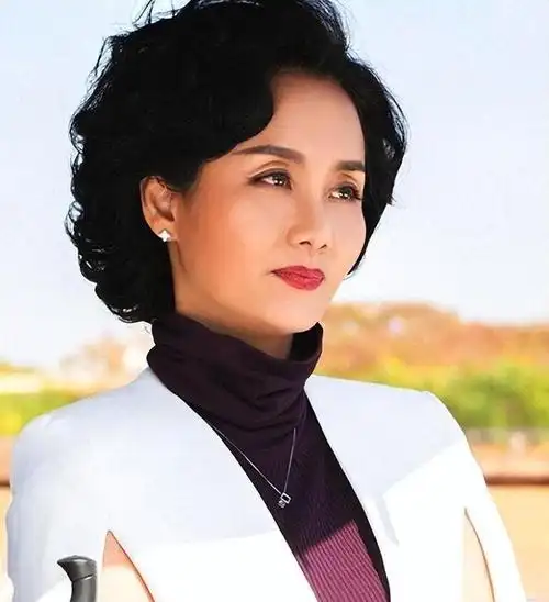 演员李颖,越老越有韵味,曾被誉为"霸总妈妈专业户"|模特|艺术家|女