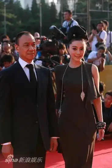 图文:第13届华表奖红毯-范冰冰与王学圻