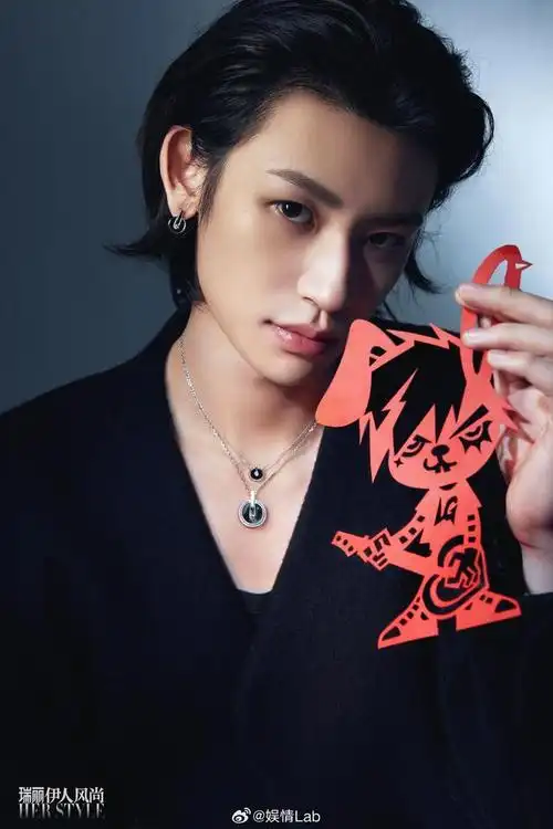 丨这真是太酷啦!@小鬼-王琳凯 最新瑞丽杂志概念好绝!