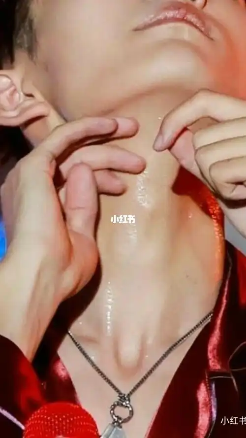 易烊千玺腹肌喉结杀姐妹请你准备好纸