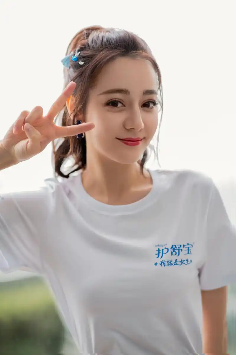 简介:迪丽热巴高马尾活力写真图片,分享一组迪丽热巴图片给大家,图中