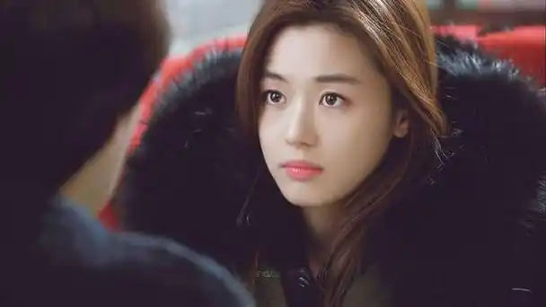 导语:全智贤不愧是韩国人心目中的女神,她与许多明星的五官不同,她的