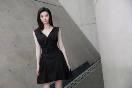 景甜,也慢慢地找到了适合自己的风格,比起之前的烈焰红唇造型,现在的