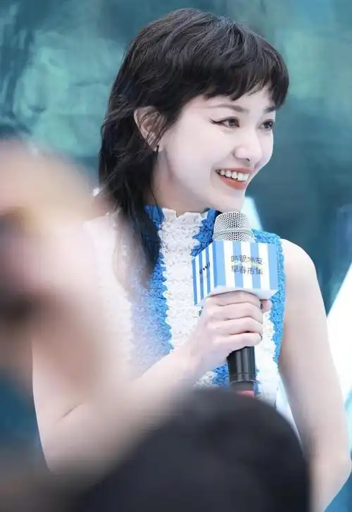 郭采洁现身成都为品牌活动站台