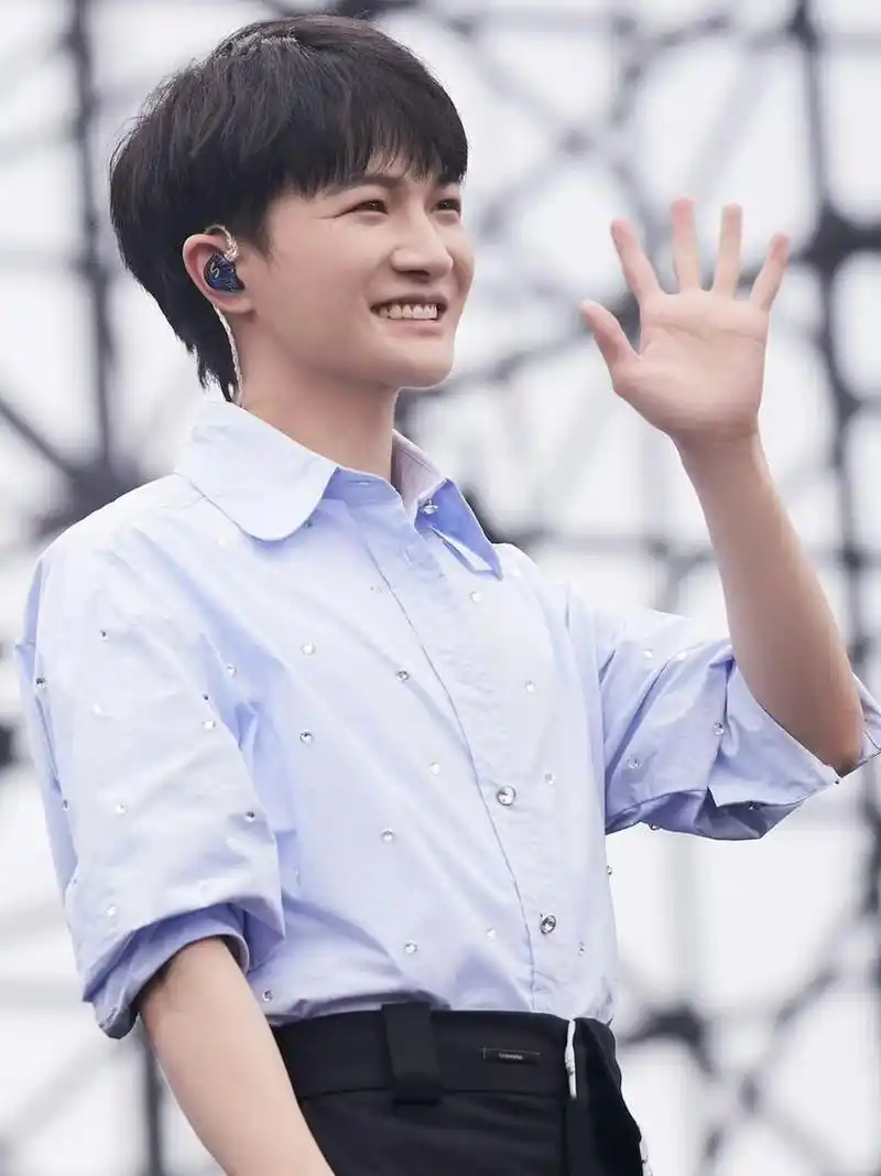 15667156641566我真的被这套妆造帅到 #壁纸# #周深壁纸