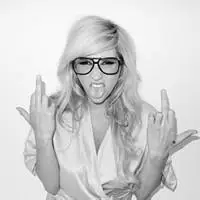 另类欧美女人霸气竖起中指手势非主流微信头像