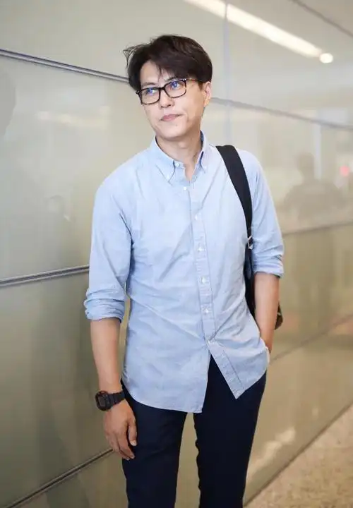 靳东是我见过最反油腻的男人:头不戴帽,脖系围巾,保暖又有格调_戴帽子