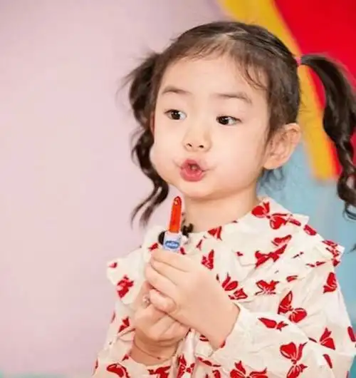 lucky就是小时候的戚薇,这翻白眼的表情真不愧是亲生母女,想必小lucky