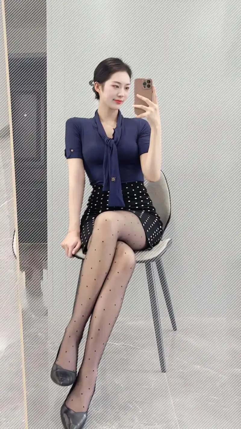 兄弟们奥迪a几?#高跟黑色丝袜穿搭 #无处安放的大长腿
