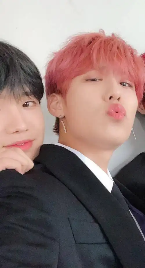 呜呜呜呜呜,小林哥哥也太可爱了吧 我不管,男孩子嘟嘴就是要你亲他