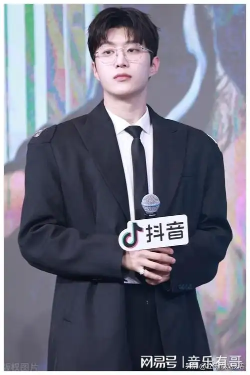 2021年,法国奢侈品牌纪梵希宣布歌手及演员范丞丞成为其品牌代言人