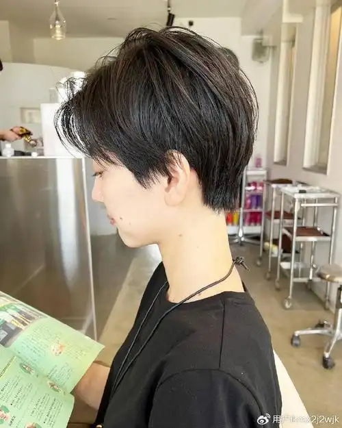 女士发型别乱剪,想美就选露耳短发,好看时尚不夸张