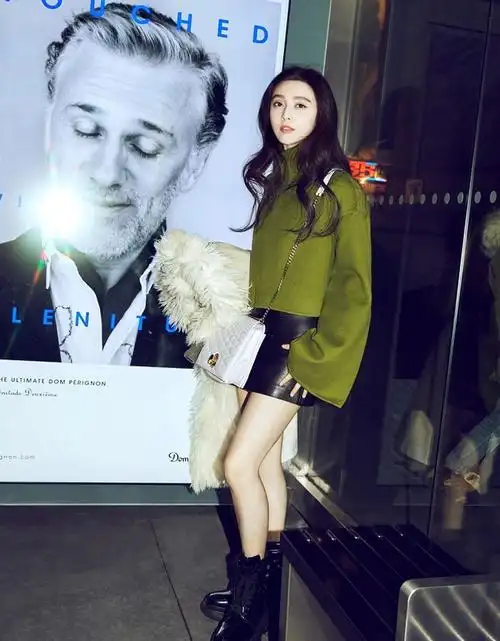 范冰冰玩街拍,黑短裤配绿卫衣彰显御姐范,大长腿美到犯规