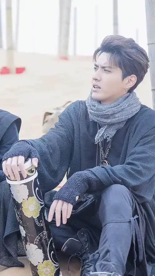 吴亦凡镂空西装绅士写真图片图片