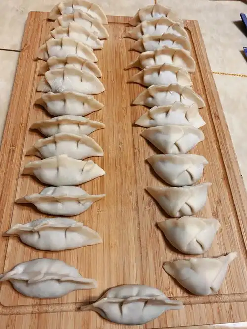 材料:绞肉一斤,饺子皮一斤,鸡蛋2个,葱蒜切丁备用步骤:16615在绞