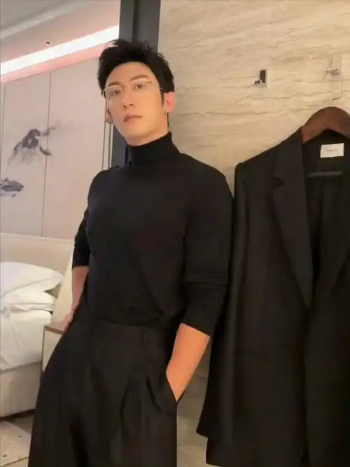 和性格反差感9615金丝眼镜一戴,直接化身高冷精英型男黄景瑜超话