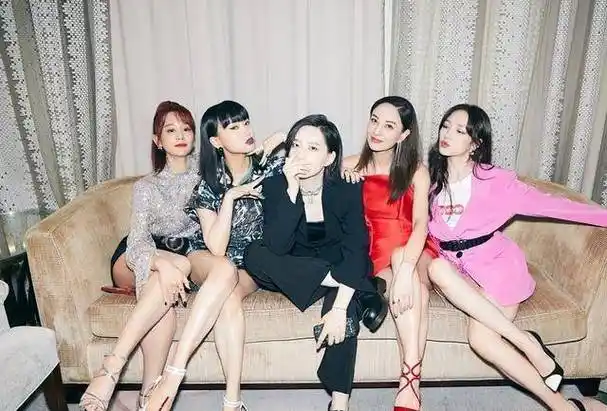 海陆咖位太小被安排站边角,万茜一小举动暴露心思,这女人不简单_女