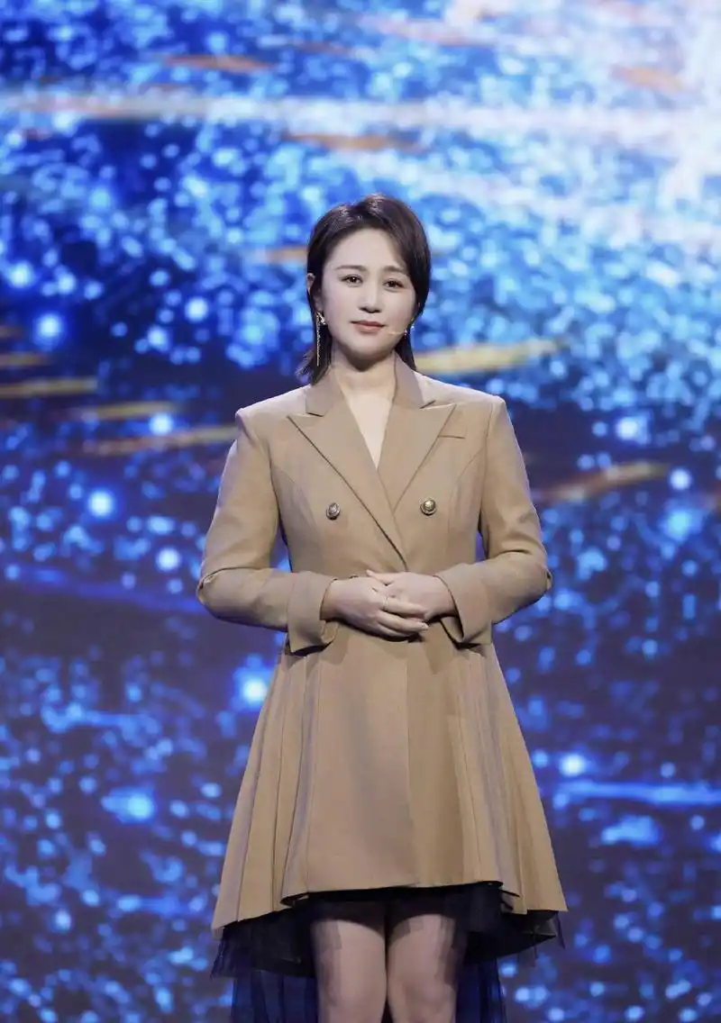 原创马丽剪短发又美出圈一袭红色抹胸开叉礼服性感时髦美丽大方