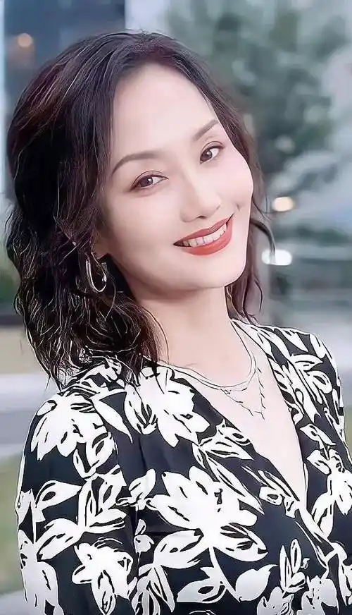 原创中国最美女富豪李颖性感高贵迷人