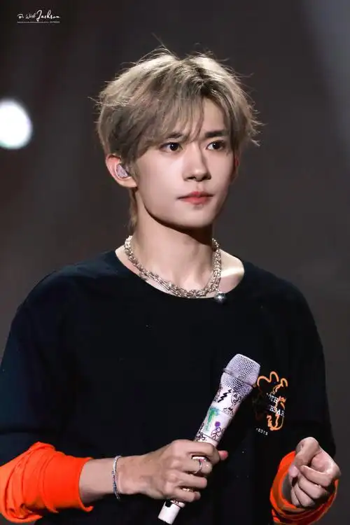 易烊千玺美拉德发色##易烊千玺代言倍轻松