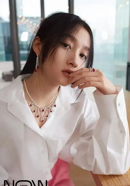 红衣丽人关晓彤最新写真