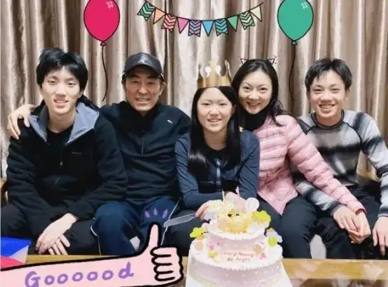 张艺谋妻子晒合照为儿子庆生一家三口均精致装扮出镜20岁张壹男帅气逼