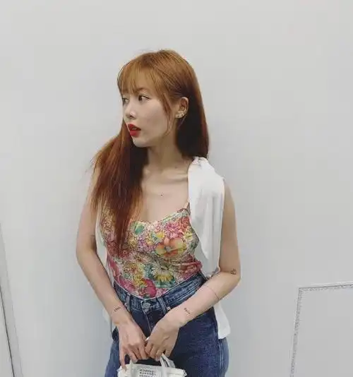 泫雅舞台表演出意外衣服蝴蝶结大幅散开引发韩网各种争议