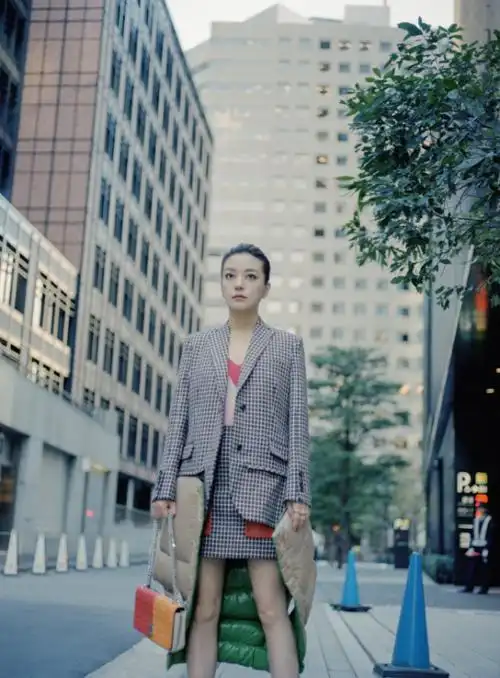 赵薇全新街拍 英伦风穿搭知性十足