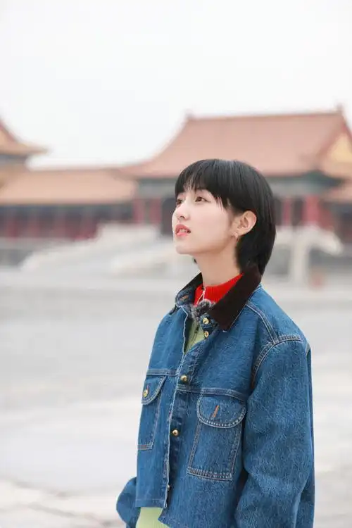 30分,央视综艺频道《国家宝藏》第三季第一期,与国宝守护人@张子枫