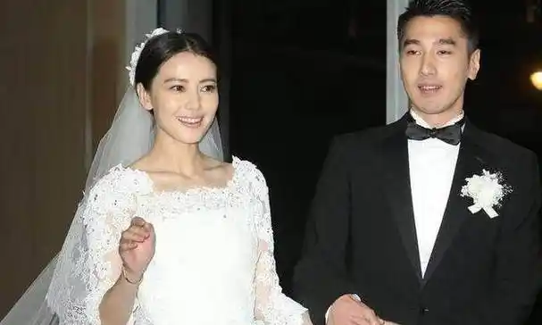 原创高圆圆否认怀龙凤胎小腹平平现身结婚4年为何不生孩子