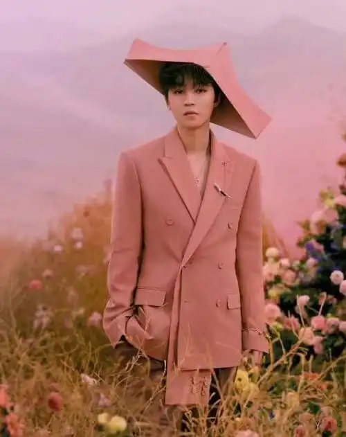 王俊凯一朵小红花造型,氛围感拉满